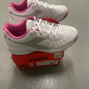 Brand-new kids shoe size 4 in half Diadora